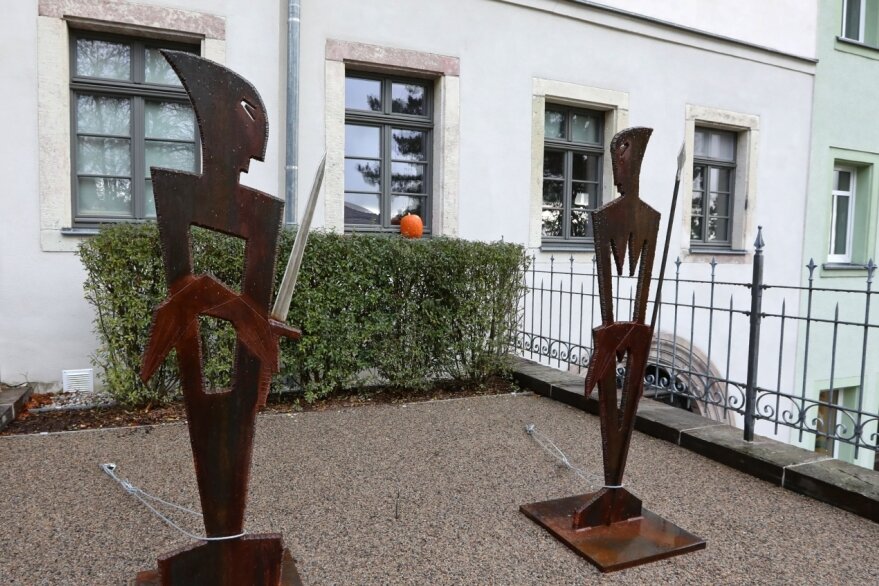 Skulpturen bewachen den Stadtgarten - 