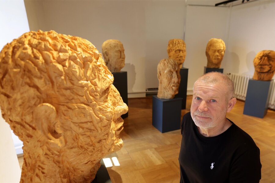 Skulpturen in Glauchau: Was würden Sie für einen solchen Kopf bezahlen? - Wilfried Runst und der „Gegenstromschwimmer“ in der Galerie „Art Gluchowe“.