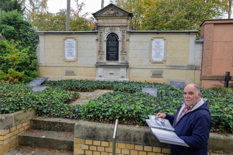 Skurrile und bewegende Todesfälle in Hohenstein-Ernstthal sind Vortragsthema - Der Friedhofsverwalter Reinhard Schüppel vor dem Grab von Hermann Ebersbach, der in der Nacht zum 11.August 1929 im Berggasthaus erschossen wurde.