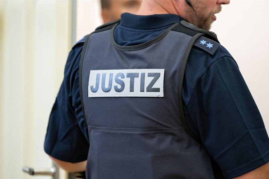 Skurriler Fall um gestohlene Mode in Chemnitz - In Handschellen und in Begleitung zweier JVA-Beamter betritt der 43-jährige Angeklagte den Gerichtssaal. S