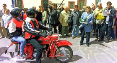 Skurriler Kampf ums Museumsgut - Ende der 1990er-Jahre: Ein Motorradkorso startet vom Schloss Augustusburg.