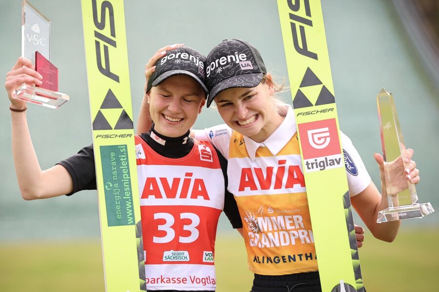 Slowenen-Triumph und eine Schrecksekunde beim Grand-Prix in der Vogtland-Arena - Ema Klinec (links) und Nika Kriznar aus Slowenien freuen sich über den Tages- und den Gesamtsieg in Klingenthal.