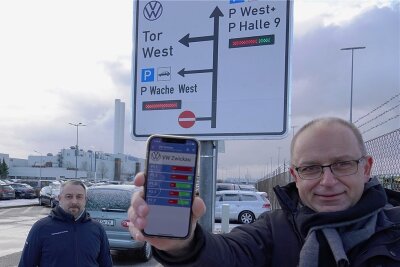 Smartes Parkplatzfinden am VW-Werk in Zwickau - Jörg Engelmann (rechts) und Betriebsrat Daniel Ulbricht präsentieren die App zur Parkplatzsuche am VW-Werk. 