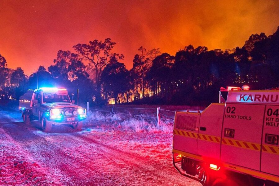 Smartphone an der Autobatterie: Camper lösen Buschbrand aus - Ein Buschfeuer wütet seit Samstag zwischen den Orten Waroona und Pinjarra an der Westküste Australiens.