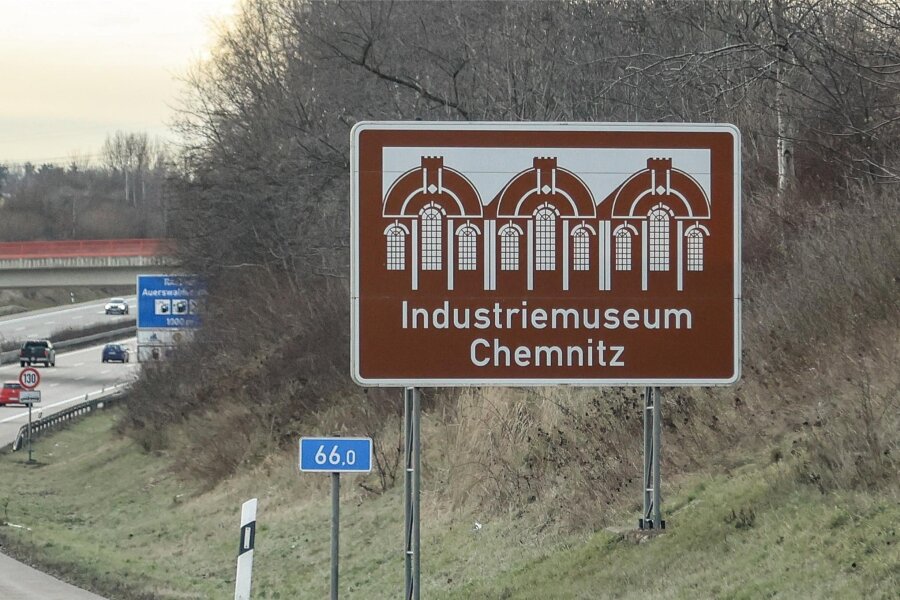 Smartphone-App lässt Werbeschilder an der Autobahn bei Chemnitz sprechen - Das Industriemuseum in Chemnitz ist ein touristischer Anlaufpunkt, für den mit einem Tourismusschild an der Autobahn geworben wird.