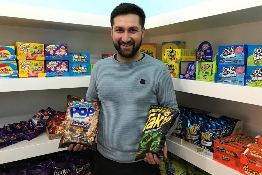 Snacks aus aller Welt: Neuer Laden „B‘Snacks“ eröffnet in Zwickau - Yusuf Boral macht im „B'Snacks“ schon mal Appetit: mit „Snickers“-Popcorn und scharfen „Takis“-Chips.