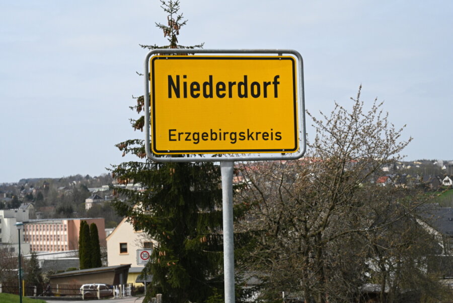 So bereitet sich Niederdorf auf einen Blackout vor - Die Gemeinde Niederdorf rüstet sich für einen flächendeckenden Stromausfall. Angeschafft wurden Heizkörper für Notquartiere und ein Notstromaggregat für die Feuerwehr.