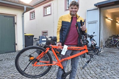 So billig kommt man in Limbach-Oberfrohna zu einem fast vollständigen Rad - Versteigerung in Limbach-Oberfrohna. Für nicht einmal 10 Euro hat Jens Austel dieses Bike ersteigert. Dass das Vorderrad fehlt, ist für den Bastler kein Problem.