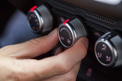 So bleibt das Auto im Sommer kühl - Auch wenn die Versuchung zunächst groß sein mag: Die Klimaanlage im Auto stellt man besser nicht zu kalt ein.