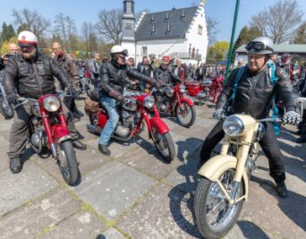 So bunt feierte das Vogtland den 1. Mai - Reger Betrieb herrschte auf der Schlossinsel Rodewisch zum Jawa-Treffen. Über 2000 Besucher bestaunten die 250 Jawa Motorräder und etwa 200 anderer Marken. 