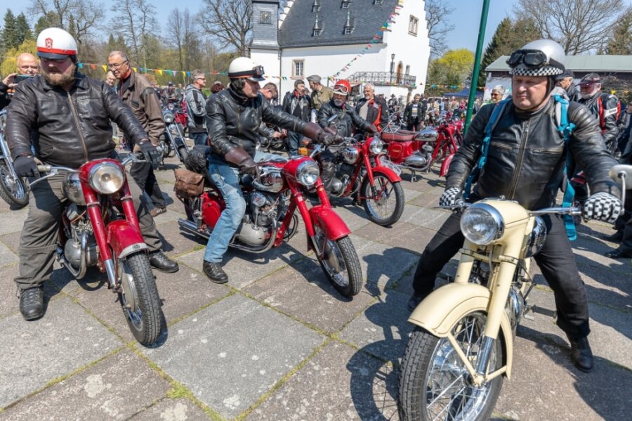 Reger Betrieb herrschte auf der Schlossinsel Rodewisch zum Jawa-Treffen. Über 2000 Besucher bestaunten die 250 Jawa Motorräder und etwa 200 anderer Marken. 