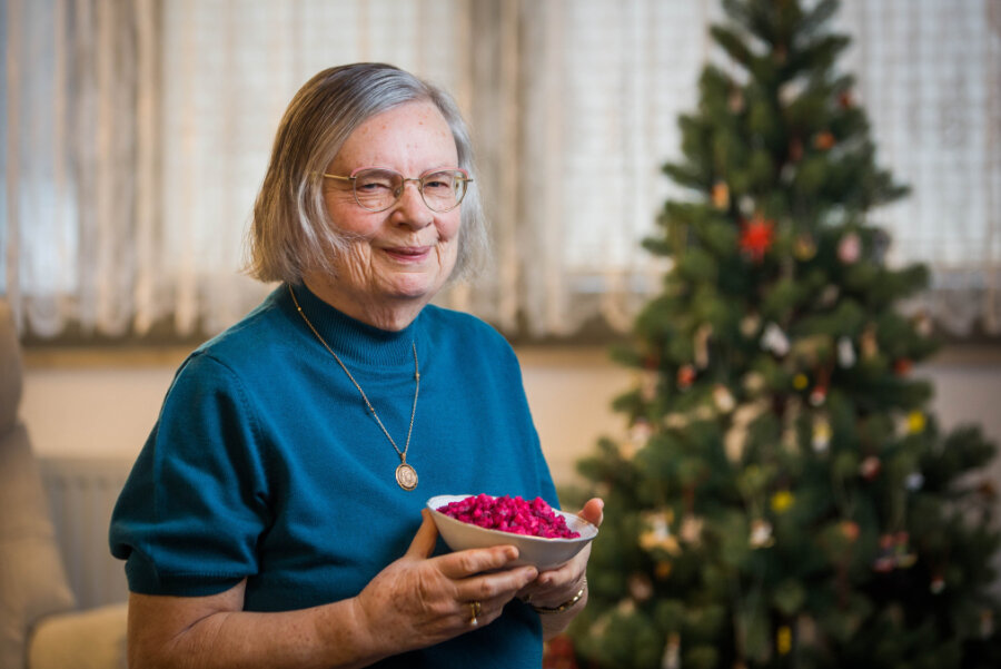 Roter Kartoffelsalat? Bei Helga Seifert aus Dresden kommt er seit Jahrzehnten mit Roter Bete auf den Weihnachtstisch. Schon ihre Mutter und Großmutter bereiteten ihn in den 30er-Jahren so zu.