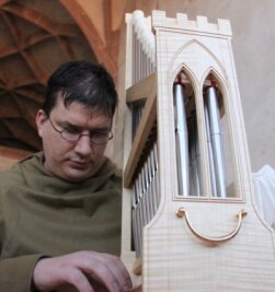So bunt ist Mittelsachsen - Beim Orgel-Mitmach-Nachmittag auf Schloß Rochsburg können Gäste selbst ein Orgelmodell bauen und dabei dem Portativ als Vorläufer von Orgeln lauschen. Am Instrument: Gästeführer Michael Kreskowsky. 