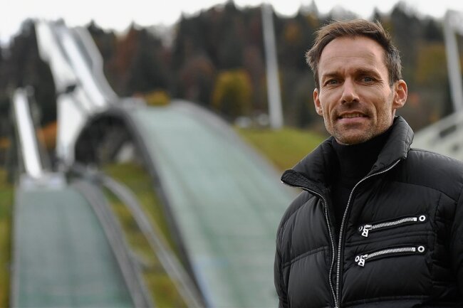 So denkt Sven Hannawald heute über seinen historischen Triumph - Sven Hannawald im November 2021 während Dreharbeiten für einen TV-Beitrag in Garmisch-Partenkirchen. 