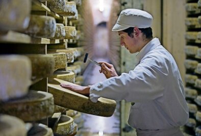 So ein Käse! - In der Käse-Kathedrale des Fort Saint Antoine: Tausende Comté-Laiber reifen hier für Genießer.