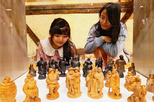 So faszinierend ist die neue Schachausstellung im Plauener Malzhaus - Livien Voigtle (rechts) staunt mit ihrer Schwester Melissa über alpenländische Schachfiguren. 