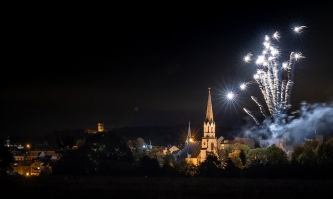 Die Stadtkirche von Burgstädt ist nicht nur das höchste Gebäude in der Stadt sondern auch das älteste. Das Gotteshaus feiert dieses Jahr 500. Jubiläum mit Konzerten, Lesungen und Ausstellungen, hier neben dem Feuerwerk zum Stadtfest 2018. Geplant sind auch Feste am Taurasteinturm (links).