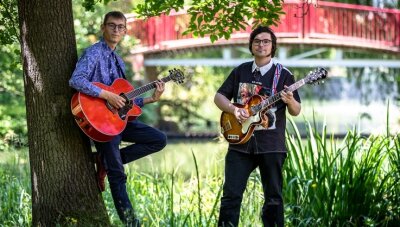 So feiert Burgstädt durch den Sommer - Michael Ranalli (rechts) und Gastmusiker Eric Lenz spielen im Burgstädter Wettinhain Gitarre. Vorbereitung auf das Konzert am 2. Juli.