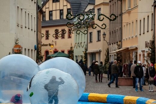 So feiert Burgstädt in diesem Jahr - Zum Stadtadvent gibt es neben Veranstaltungen auf Markt, Brühl und Rathausvorplatz auch die Riesenball-Attraktion auf der Herrenstraße, hier im Jahr 2018.