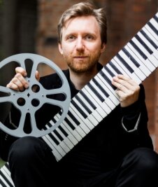 So feiert das Chemnitztal: Kino, Bahnhofsfest und Freilichtkunst - Richard Siedhoff spielt Klavier zu Stummfilmen. 