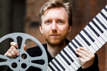 So feiert das Chemnitztal: Kino, Bahnhofsfest und Freilichtkunst - Richard Siedhoff spielt Klavier zu Stummfilmen. 