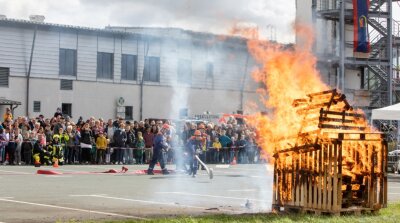 So feiert die Feuerwehr Stadtmitte - Höhepunkt des Festes war eine Schauübung am Samstagnachmittag auf dem Gelände der Feuerwehr am Poeppigweg. 