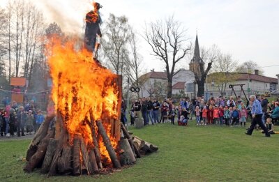 So feierte die Region in den Mai - ... wo die Attrappe zur Freude der zahlreichen Besucher aus Hilbersdorf und Umgebung in Flammen aufging. 