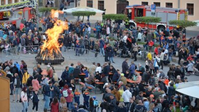 So feierte die Region in den Mai - Zum ersten Mal gab es am Samstag ein Maifeuer auf dem Schloßplatz in Freiberg. Mitglieder der Jugendfeuerwehr hatten es in einer Schale entzündet. Laut OB Sven Krüger soll die Veranstaltung zur Tradition werden. 
