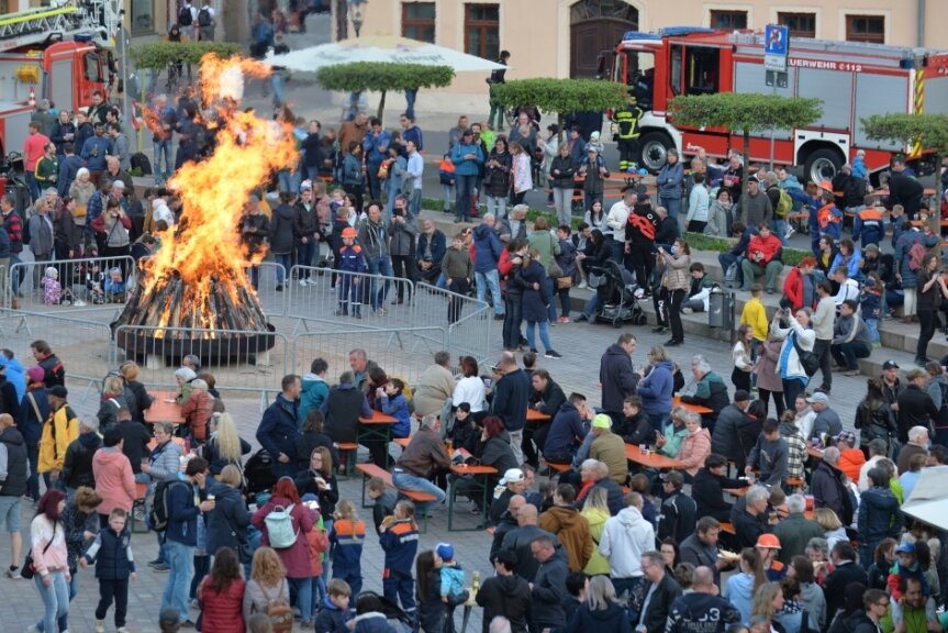 So feierte die Region in den Mai - Zum ersten Mal gab es am Samstag ein Maifeuer auf dem Schloßplatz in Freiberg. Mitglieder der Jugendfeuerwehr hatten es in einer Schale entzündet. Laut OB Sven Krüger soll die Veranstaltung zur Tradition werden. 