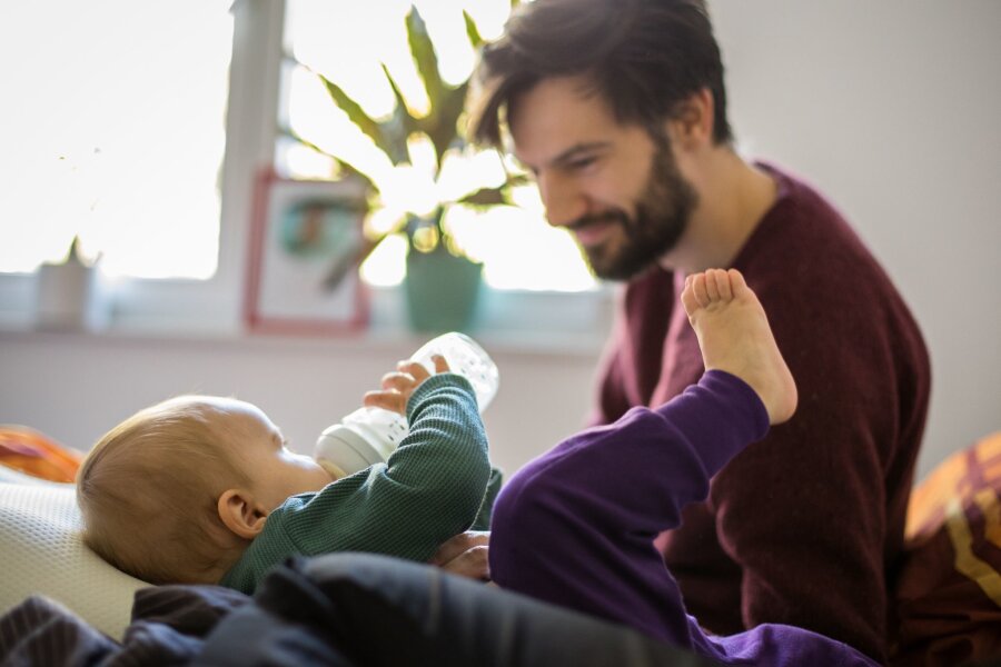So gehen werdende Väter konstruktiv ins Elternzeitgespräch - Männer stoßen in der Arbeitswelt immer noch auf Vorbehalte, wenn sie mehr als zwei oder drei Monate Elternzeit nehmen wollen.