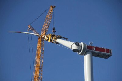 So geht es beim Bau von Mittelsachsens höchstem Windrad weiter - Am neuen Windrad ist am Donnerstag mit der Montage eines Rotorblatts begonnen worden.