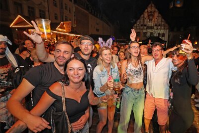So geht Plauener Herbst: Tausende Besucher feiern Sommer und Sonne - Sommer in der City: Zu Musik von OB-Live feierten die Partygäste am Samstagabend auf dem Plauener Altmarkt eine wilde Open-Air-Fete.