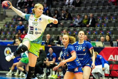 So geht‘s für die Zwickauer Handballerinnen bei der Weltmeisterschaft weiter - Für Diana Dögg Magnusdottir (rechts) und die isländischen Handballerinnen wird es bei der Weltmeisterschaft schwer, noch die Hauptrunde zu erreichen.