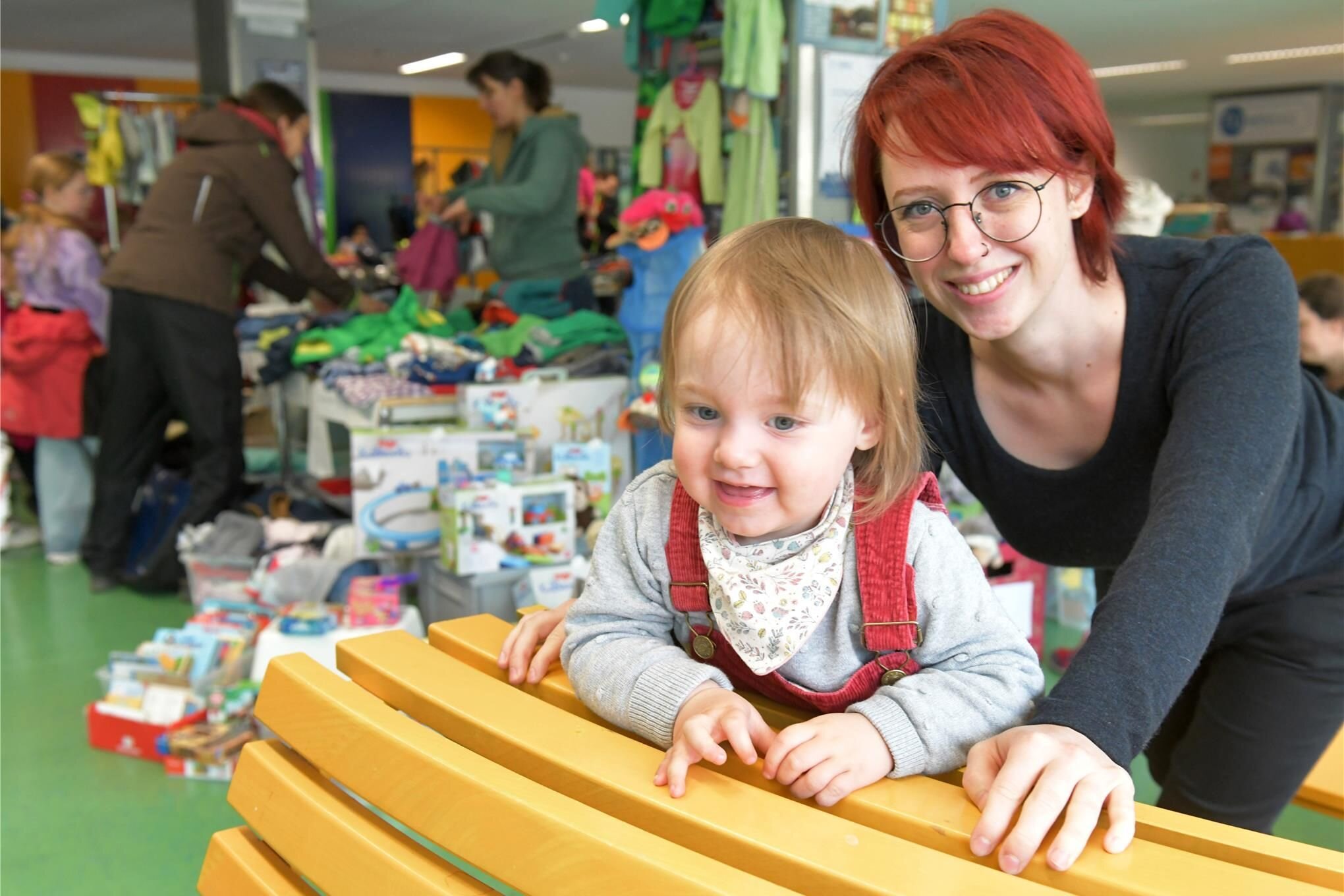 So gut wie neu: Familien nutzen Kindersachen-Flohmarkt in Freiberg zur Schnäppchenjagd