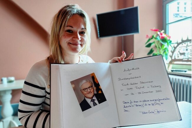 So haben die Freiberger den Besuch des Bundespräsidenten erlebt - Lisa Zimmermann zeigt das Gästebuch des Hotels "Freyhof", das kurzzeitig Amtssitz des Bundespräsidenten war. 