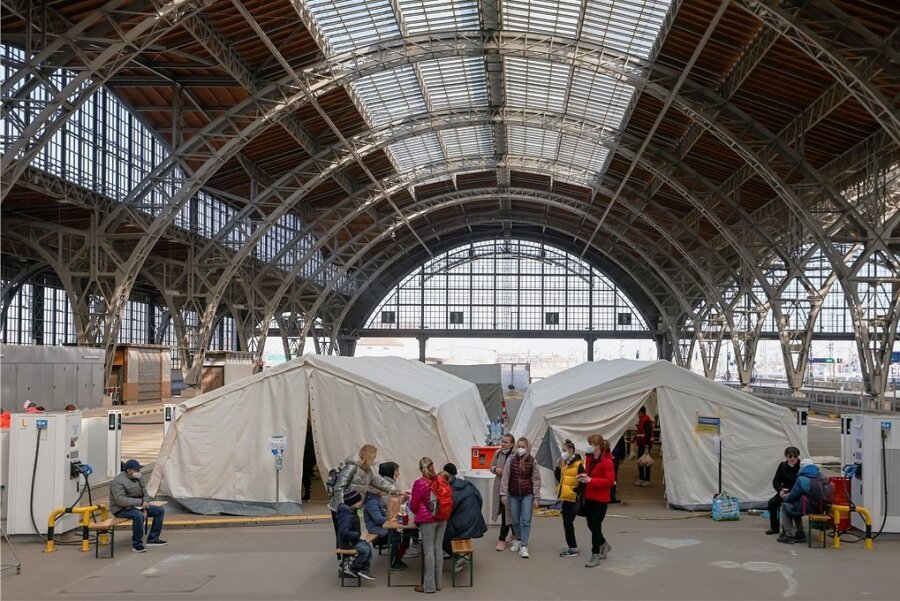 So hilft Leipzig: Vor welchen Herausforderungen jetzt ganz Sachsen bei der Aufnahme von Flüchtlingen steht - Ein Zeltlager im Hauptbahnhof. Hier werden die Menschen aus der Ukraine von ehrenamtlichen Helfern empfangen und betreut. 