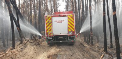 So kämpfen Feuerwehrleute aus Mittelsachsen gegen Waldbrand in der Gohrischheide - 