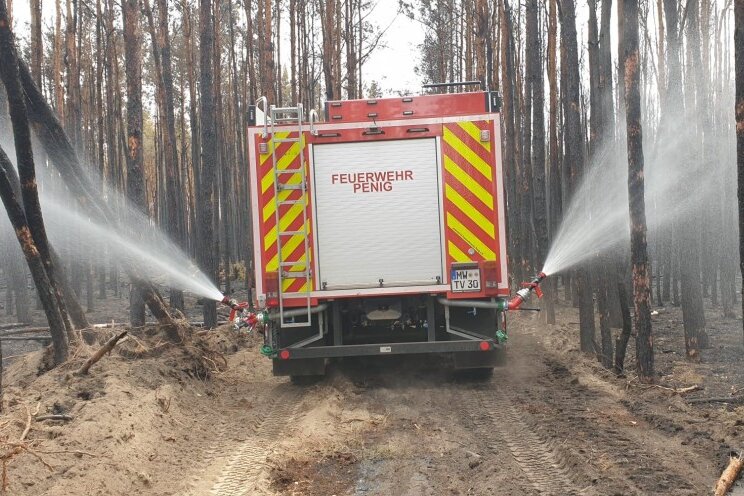 So kämpfen Feuerwehrleute aus Mittelsachsen gegen Waldbrand in der Gohrischheide