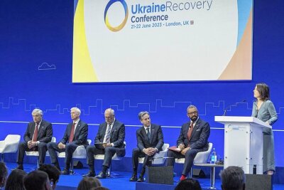So kann Deutschland der Ukraine beim Wiederaufbau helfen - Außenministerin Annalena Baerbock (rechts) spricht in London zu den Teilnehmern der internationalen Wiederaufbaukonferenz für die Ukraine. 