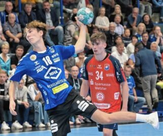 "So kann man nicht Handball spielen" - Staffan Peter (l.) - hier gegen Hüttenberg - war mit sechs Toren bester Werfer des EHV Aue bei der deutlichen Pleite in Essen. 