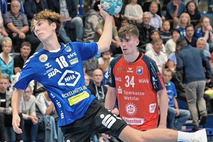 "So kann man nicht Handball spielen" - Staffan Peter (l.) - hier gegen Hüttenberg - war mit sechs Toren bester Werfer des EHV Aue bei der deutlichen Pleite in Essen. 