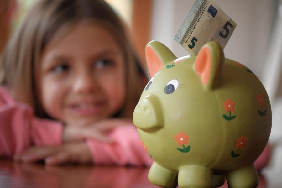 So können Großeltern sinnvoll Geld für die Enkel sparen - Sollen die Ersparnisse für die Enkel über die Jahre anwachsen, ist das Sparschwein nicht die beste Idee.