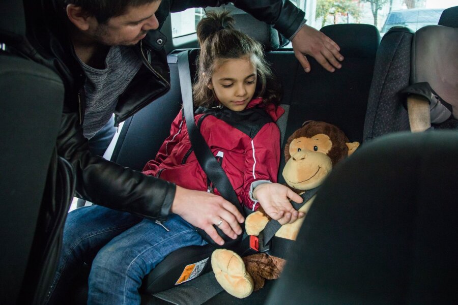So kommen Kinder im Auto sicher von A nach B - So fährt das Kind sicher im Auto mit - selbst das Kuscheltier ist angeschnallt.