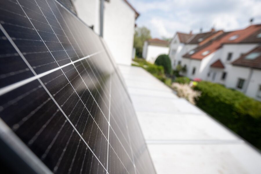 So kommen Mieter und Eigentümer zu einem Balkonkraftwerk - Durch das Solarpaket vereinfacht die Bundesregierung zukünftig die Installation von Steckersolargeräten für Verbraucherinnen und Verbraucher.
