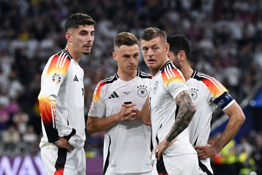 So kommt Deutschland schon am Mittwoch ins EM-Achtelfinale - Deutschlands Kai Havertz (l-r), Joshua Kimmich, Toni Kroos und Ilkay Gündogan stehen zusammen.