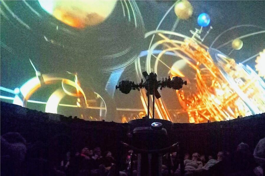 So kommt die neue Pink-Floyd-Show im Planetarium an - Mit nach oben gerichtetem Blick lauschten die Zuschauer den Pink-Floyd-Klängen.