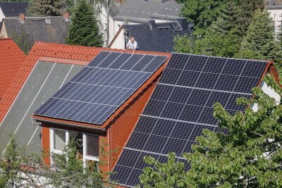 So läuft Chemnitz' älteste Solaranlage - Seit 1992 in Betrieb: Die Module auf der Dachgaube an Gerd Winklers Eigenheim gehören zu den ältesten Solaranlagen in Sachsen. Später hat er das komplette Dach mit Solarthermie (links) und Fotovoltaik bestückt. 