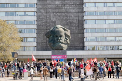 So läuft der 1. Mai in Chemnitz: DGB-Demo, Linken-Vorsitzende Wissler und Keimzeit-Konzert - Auftaktkundgebung vor dem Karl-Marx-Kopf in Chemnitz