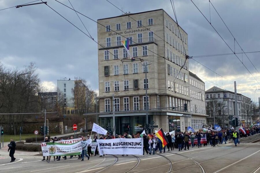 So läuft der Chemnitzer Friedenstag: Demos in der Innenstadt - zahlreiche Polizisten im Einsatz - 