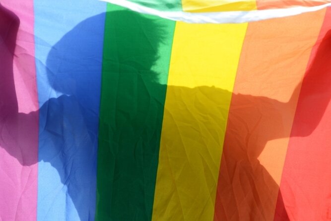 So läuft der erste Christopher-Street-Day ab - Die Regenbogenfahne ist ein internationales Symbol, das die Lesben- und Schwulenbewegung benutzt. 